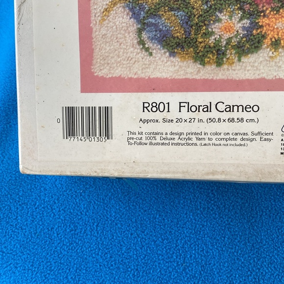 Latch Hook Kit “Floral Cameo” 20 x 27” Vintage NWT - Picture 2 of 5